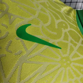 Camisa Brasil Home 24/25 - Jogador Masculina Amarela Escudo no Meio