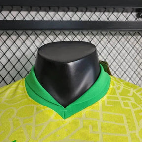 Camisa Brasil Home 24/25 - Jogador Masculina Amarela Escudo no Meio